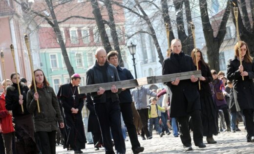 FOTO: Krusta ceļa gājienā Rīgā piedalās aptuveni 1000 cilvēku