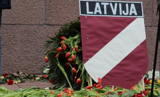 Par Brīvības pieminekļa pakājē salikto ziedu apmētāšanu ar fekālijām aizturēts Lietuvas pilsonis