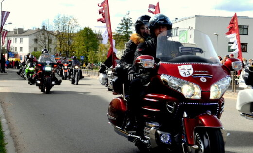 Foto: Kā 'vēja brāļi' Valmierā ierūcina jauno motosezonu