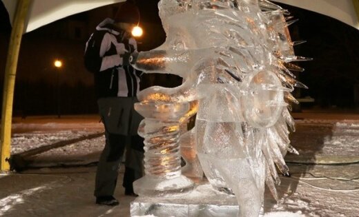 Laikapstākļi ievieš izmaiņas Jelgavas ledus skulptūru festivālā