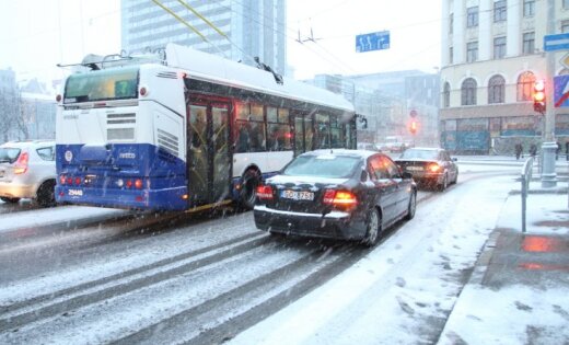 Sniega dēļ kavē sabiedriskais transports, cilvēki stūrē grāvjos