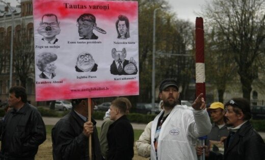 Protestā pret 'Latvenergo' tarifu paaugstināšanu piedalījušies ap 150 cilvēki