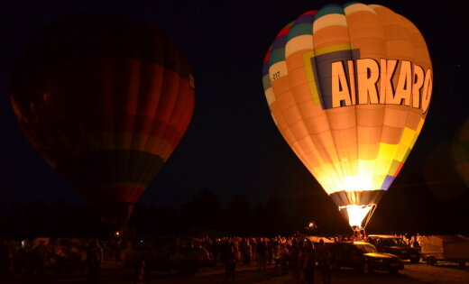 Gaisa baloni, muzikāli autobusi, vēderprieki un citi spilgti Valmieras svētku fotomirkļi