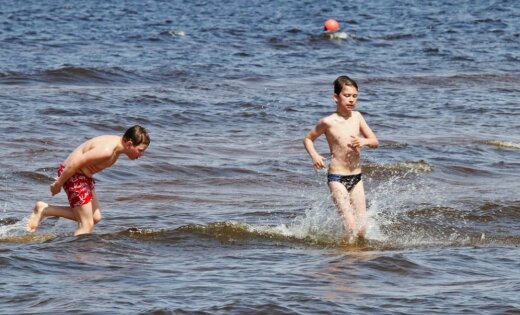 Rīgas peldvietas lutina ar siltu ūdeni