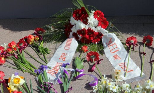 Garāmgājēji nemierā ar nepilsoņu tiesību aktīvistu ziedu nolikšanu pie Brīvības pieminekļa