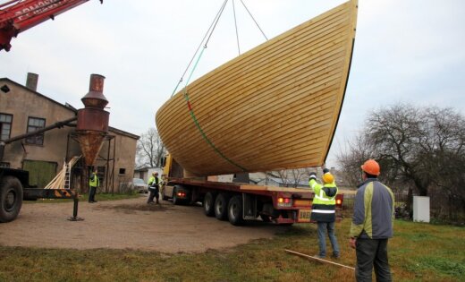 Kuršu vikingu laiva 'Marta' atceļo uz Grobiņas tirgus laukumu