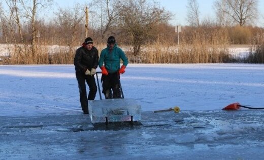 Foto: Jelgavā gatavojas 16. starptautiskajam ledus skulptūru festivālam