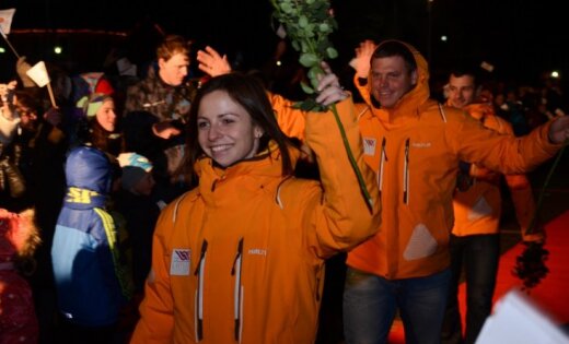 Foto: Sigulda olimpiskos skeletonistus sagaida ar krāšņu salūtu un 'Dzelzs vilks' koncertu