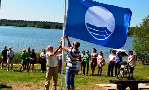 Foto: Kā Jēkabpils Meža parka pludmalē paceļ Zilo karogu