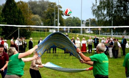 Baltijas valstu seniori ar dejām, sporta spēlēm un dziesmām Ādažos piemin 'Baltijas ceļu'