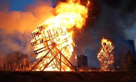 Vakarā Jēkabpilī virs Daugavas uzliesmos krāšņas uguns skulptūras