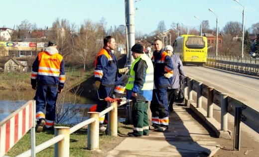 Foto: Jēkabpilī sāk renovēt tiltu pār Daugavu; sastrēgums kilometra garumā