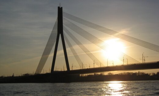 Jaunā Vanšu tilta iekarotāja dēļ atjaunos 'specvielas' kārtu uz vantīm