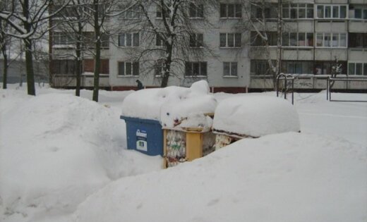 Sniegs Rīgā būtiski apgrūtina arī atkritumu izvešanu