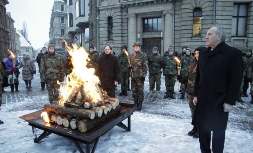 Fotoreportāža: Rīgā iededz 1991.gada barikāžu piemiņas ugunskurus