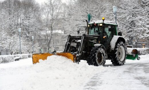 Rīgas ielās vairāk bērs sāli; pagaidām sniegu prom nevedīs