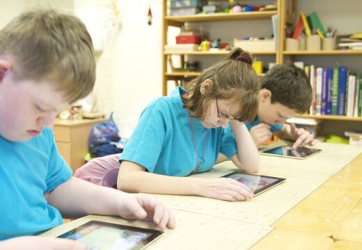 Rīgas 1. Speciālā internātpamatskola pirmā Latvijā uzsāk planšetdatoru 'iPad' izmantošanu mācību procesā