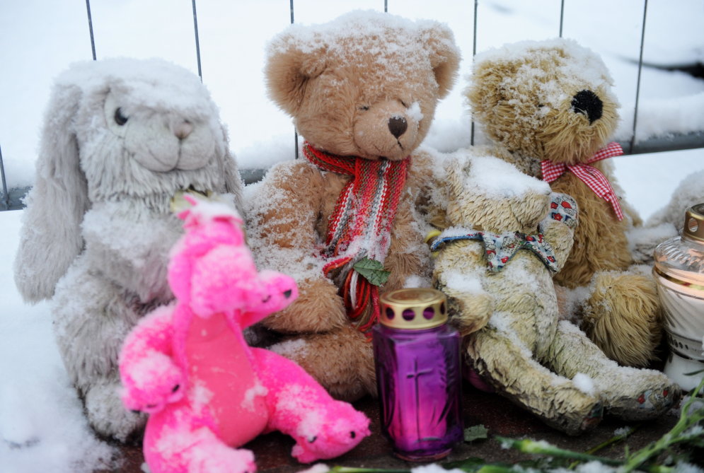 На место трагедии в Золитуде люди несут игрушки, свечи, цветы, иконы, портреты
