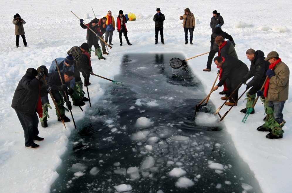 Krievi un ķīnieši satiekas ikgadējā ledus peldē