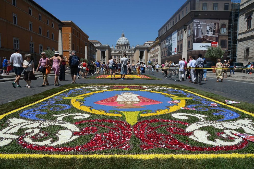 В Риме расстелили "ковры" из цветов, соли и цветных опилок