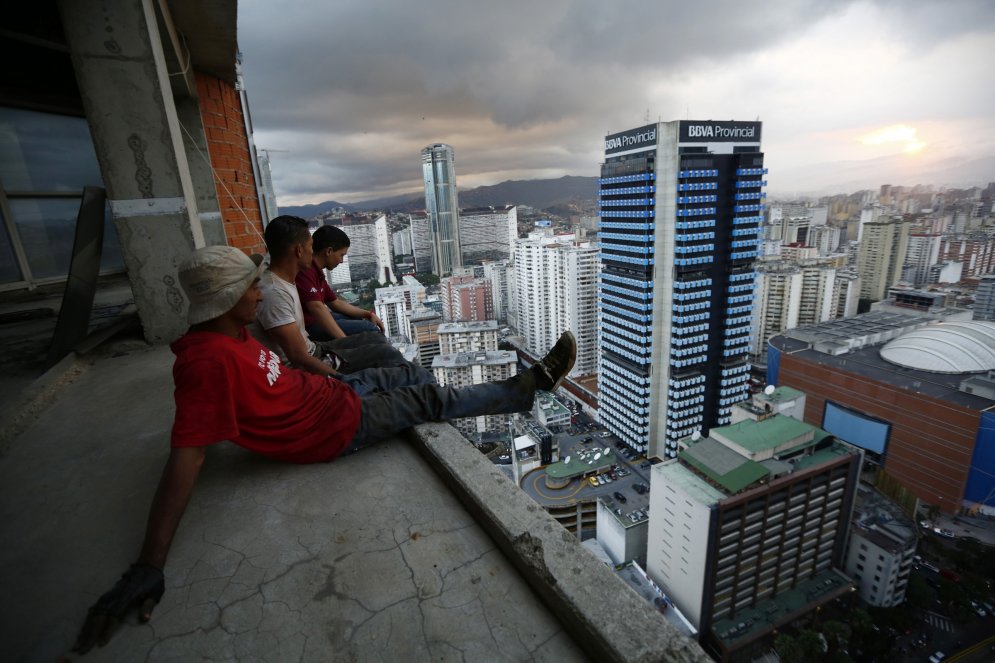 Nepabeigtais debesskrāpis - kritusī Venecuēlas skvoteru paradīze