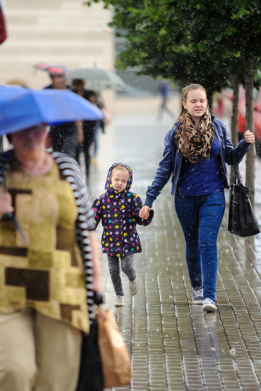 Непогода наконец-то покидает Латвию, а это лучшие фотографии рижан под дождем