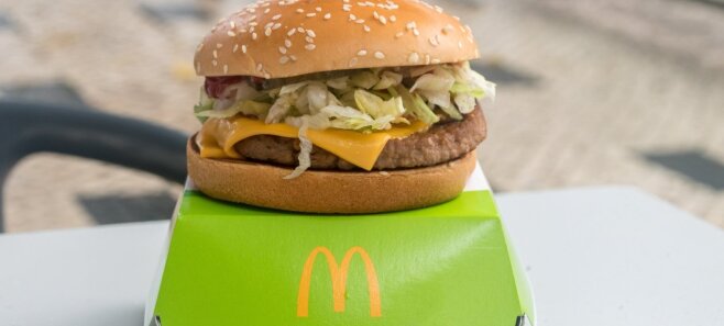 Вегетарианцам на радость! McDonald's в Латвии начал предлагать бургер без мяса