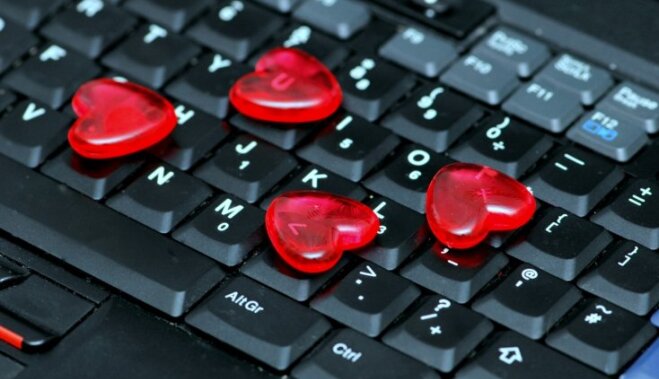 Mīlas (ne)svinēšana jeb Kā pārdzīvot Valentīndienu 'Facebook'