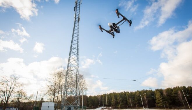 Foto: 'Tele2' Latvijā testē dronus bāzes staciju apsekošanai