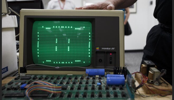ASV sieviete pārstrādei nodod 'Apple' pirmo datoru 200 tūkstošu dolāru vērtībā
