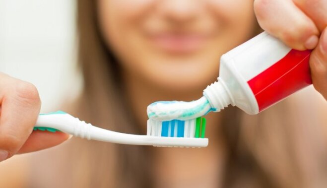 14 признаков того, что вы чистите зубы неправильно (и язык тоже!)