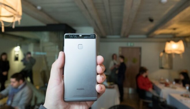 Latvijā parādīts jaunais 'Huawei P9' viedtālrunis ar divām 'Leica' fotokamerām