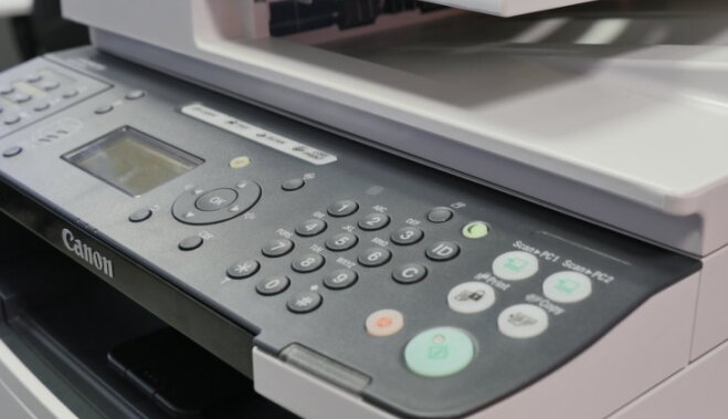 ASV hakeris licis tūkstošiem printeru izdrukāt rasistiskas skrejlapas