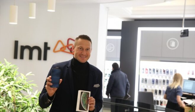 ФОТО: В Латвии начались продажи новых iPhone; покупателей развлекают, кормят и поят