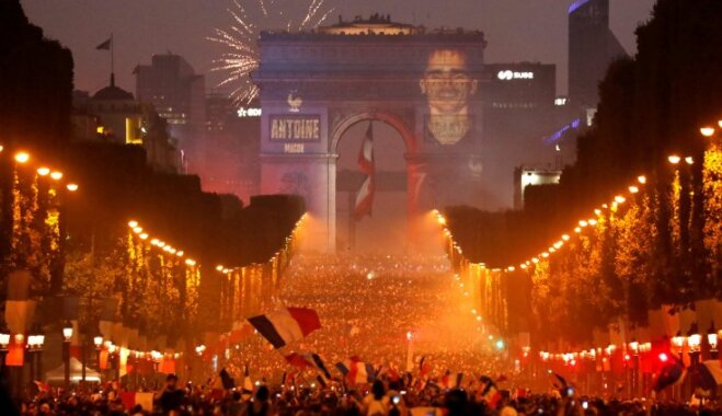 ФОТО. В Париже сотни тысяч человек отметили победу Франции на ЧМ: возникли беспорядки
