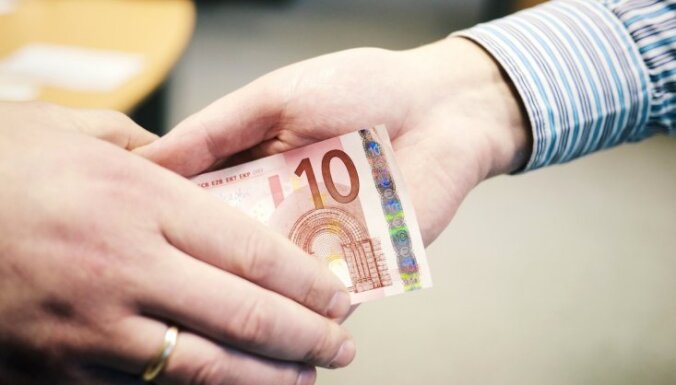 ФОТО: новые банкноты евро с кириллицей поступят в обращение осенью