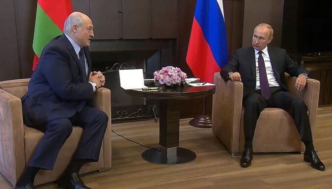Putins apsola Lukašenko 'grūtajā brīdī' 1,5 miljardu dolāru lielu kredītu