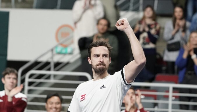Gulbis un Ozoliņš Latvijai pēc pirmās dienas nodrošina uzvaru pār Izraēlu