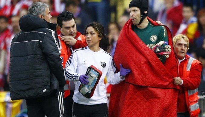 Chelsea goalkeeper Petr Cech, Jose Mourihno, doctor Eva Carneiro