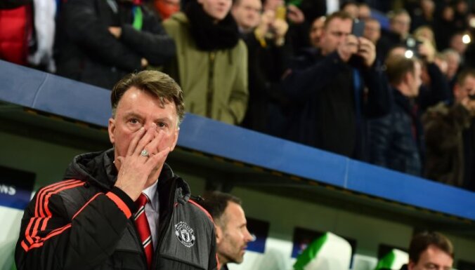 Manchester United s Dutch manager Louis van Gaal