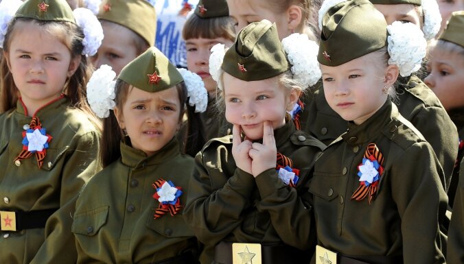 Apziņas militarizācija: Krievijā parādēs dodas arī bērnudārznieki