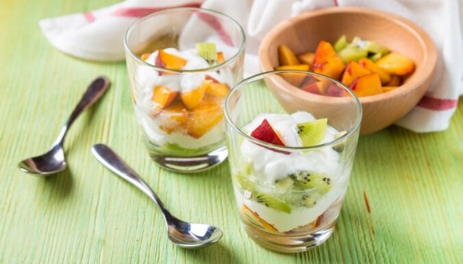 Kivi un nektarīnu salāti ar jogurtu