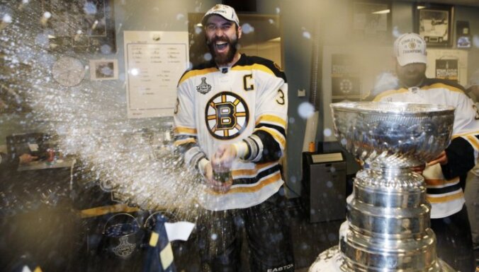 'Bruins' hokejisti taisnojas par 156 000 dolāru dzērienu rēķinu Stenlija kausa ieguvēju ballītē