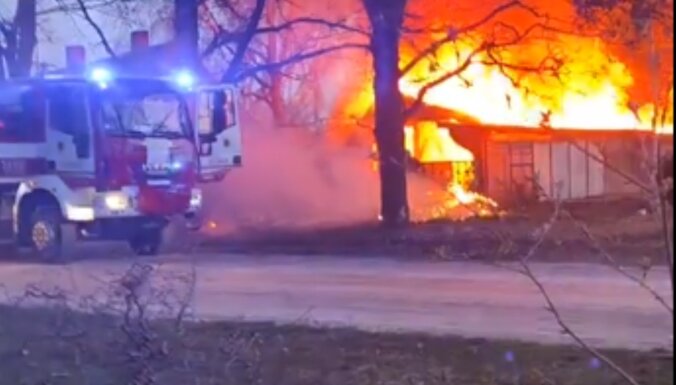 ВИДЕО: В Елгаве горело несколько зданий и стоящих рядом машин