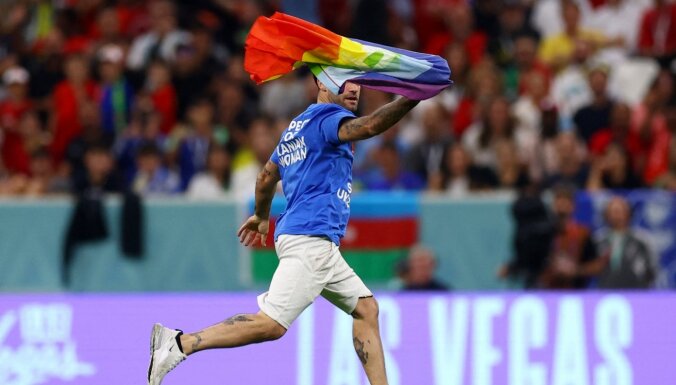 Фанат, выбежавший с радужным флагом на поле во время матча ЧМ, избежал наказания
