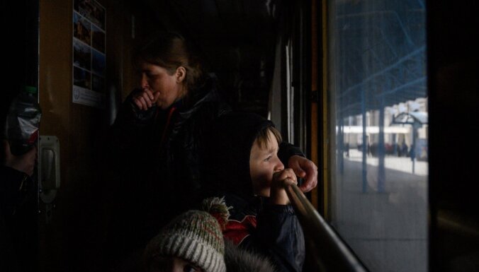 Ukrainā pirmdien apšaudītas piecas dzelzceļa stacijas