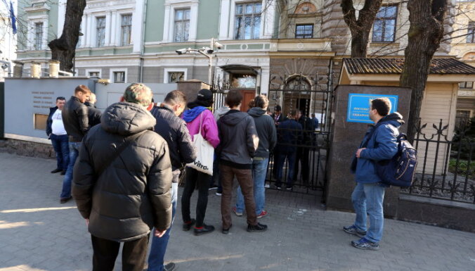 У посольства Украины в Латвии выстроилась очередь желающих проголосовать