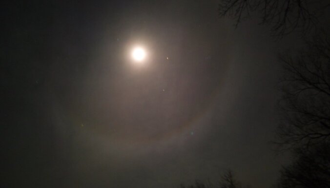 Foto: Aculiecinieks novēro Mēness halo