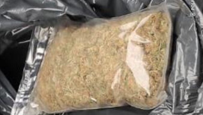 ФОТО. Во время обыска полиция изъяла большое количество MDMA, кокаина и марихуаны