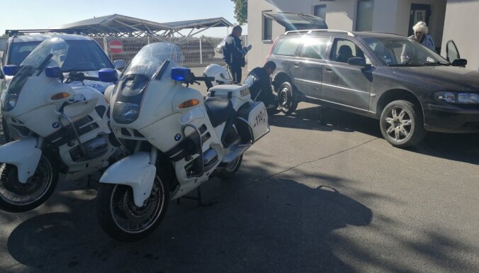 ФОТО: Дорожные полицейские помогли пенсионерке поменять колесо